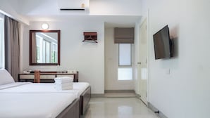 Triple Deluxe | Desk, laptop workspace, WiFi (free), bed sheets - Niagara Hotel (Bangkok)