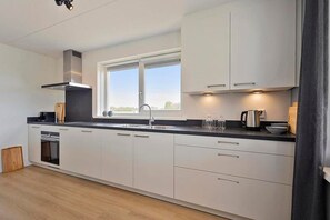 Kühlschrank, Mikrowelle, Herdplatte, Geschirrspüler