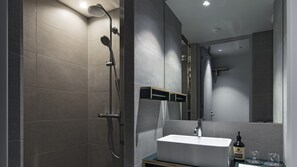 Quarto casal, para não fumantes (Maximum 2 Guests) | Banheiro | Produtos de toalete biodegradáveis, secador de cabelo, chinelos 