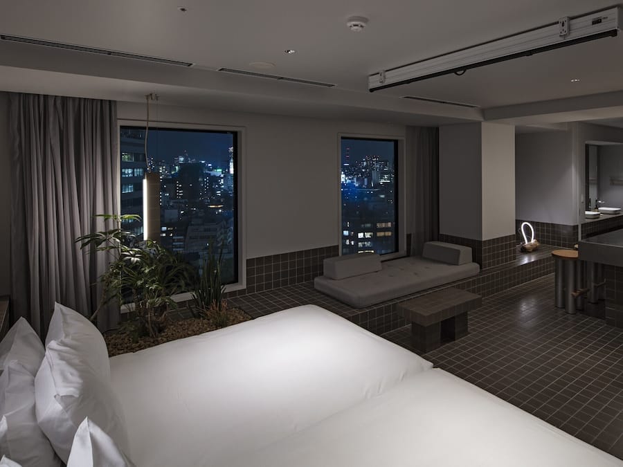 Caja de seguridad en la habitación y cortinas blackout