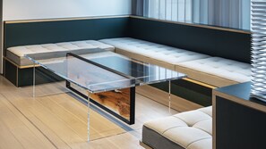套房, 无烟房 (Weekend, Top Floor upto 2adult 1child) | 起居区 | 42-英寸纯平电视 (配备数码频道)、电视