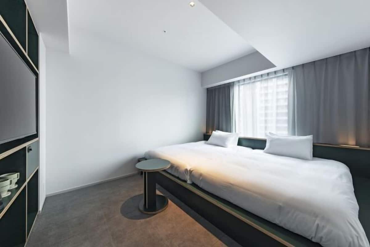 1 quarto, cofres nos quartos, cortinas blackout, quartos à prova de som
