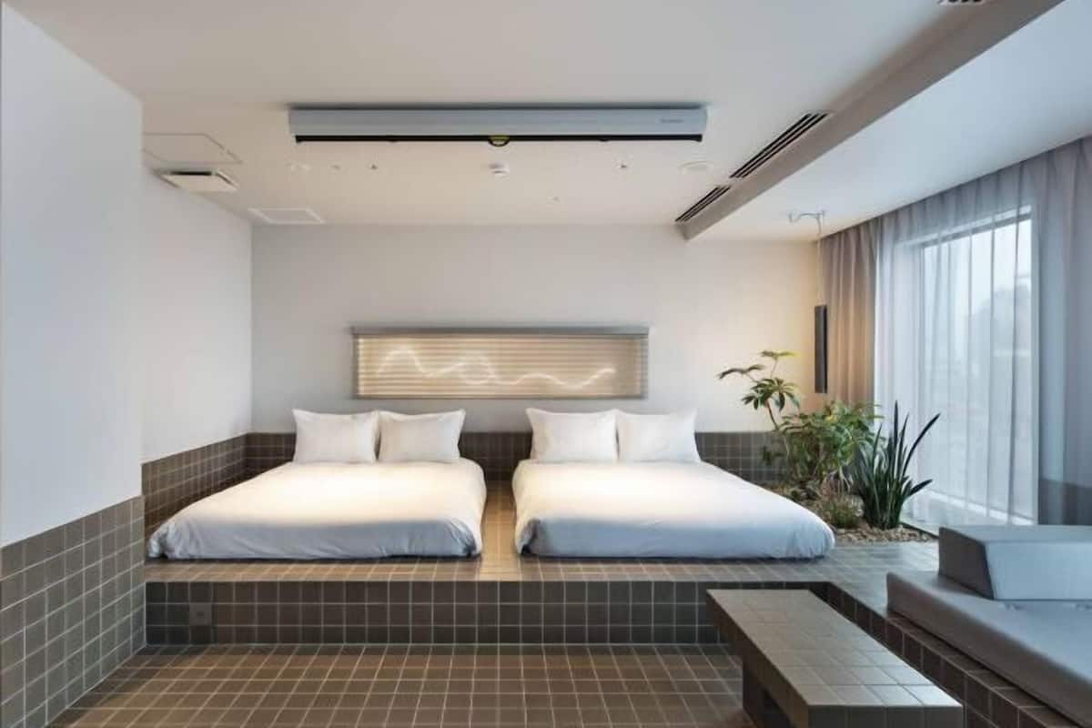 1 quarto, cofres nos quartos, cortinas blackout, quartos à prova de som