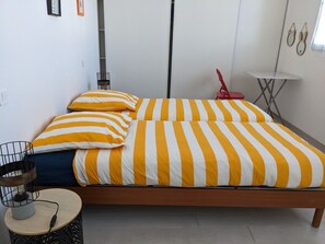 2 dormitorios, tabla de planchar con plancha, cuna de viaje