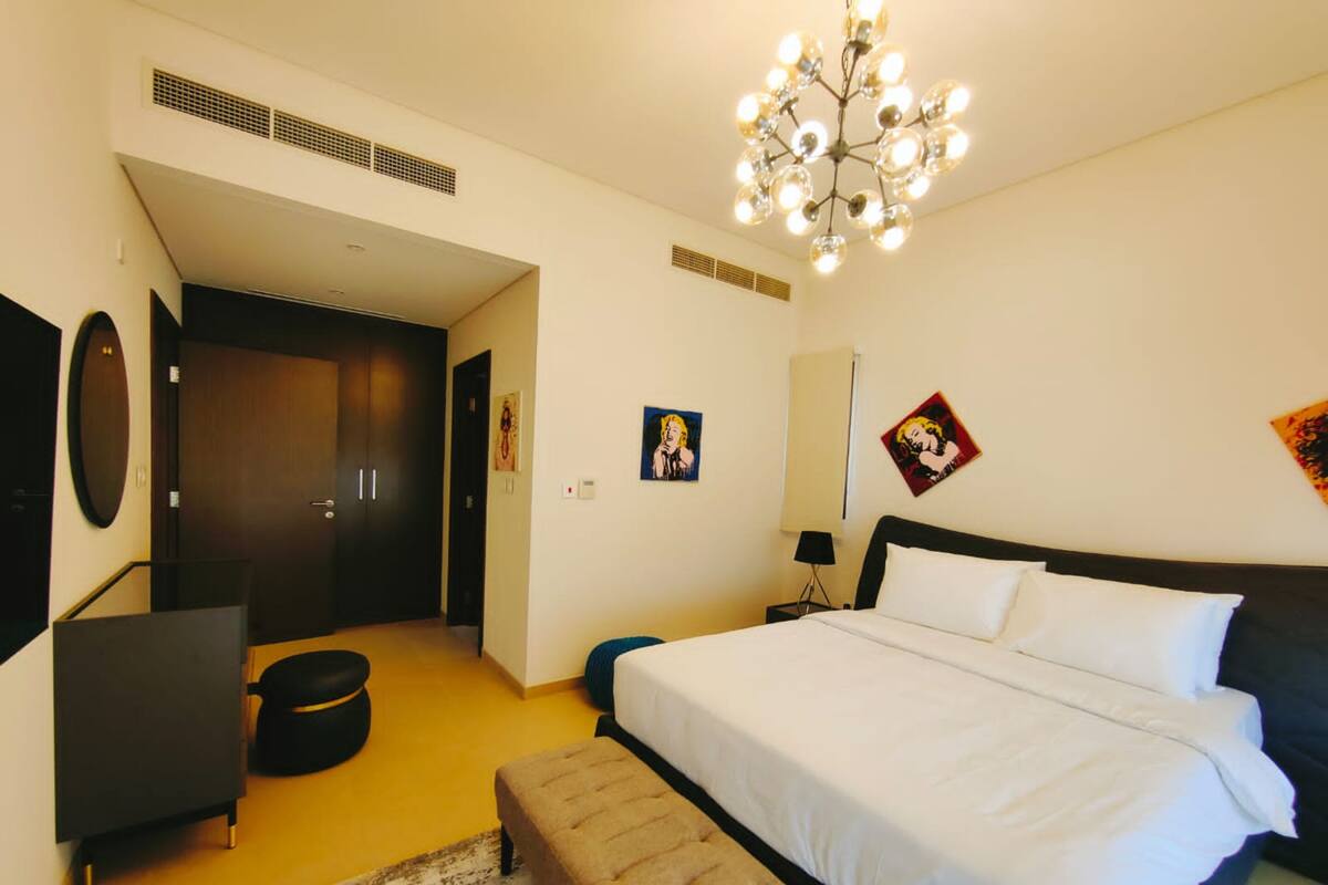Desk, soundproofing, WiFi (free), bed sheets