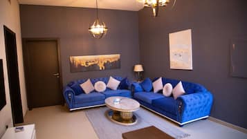 Televisi layar datar 32-inci dengan saluran TV kabel dan TV