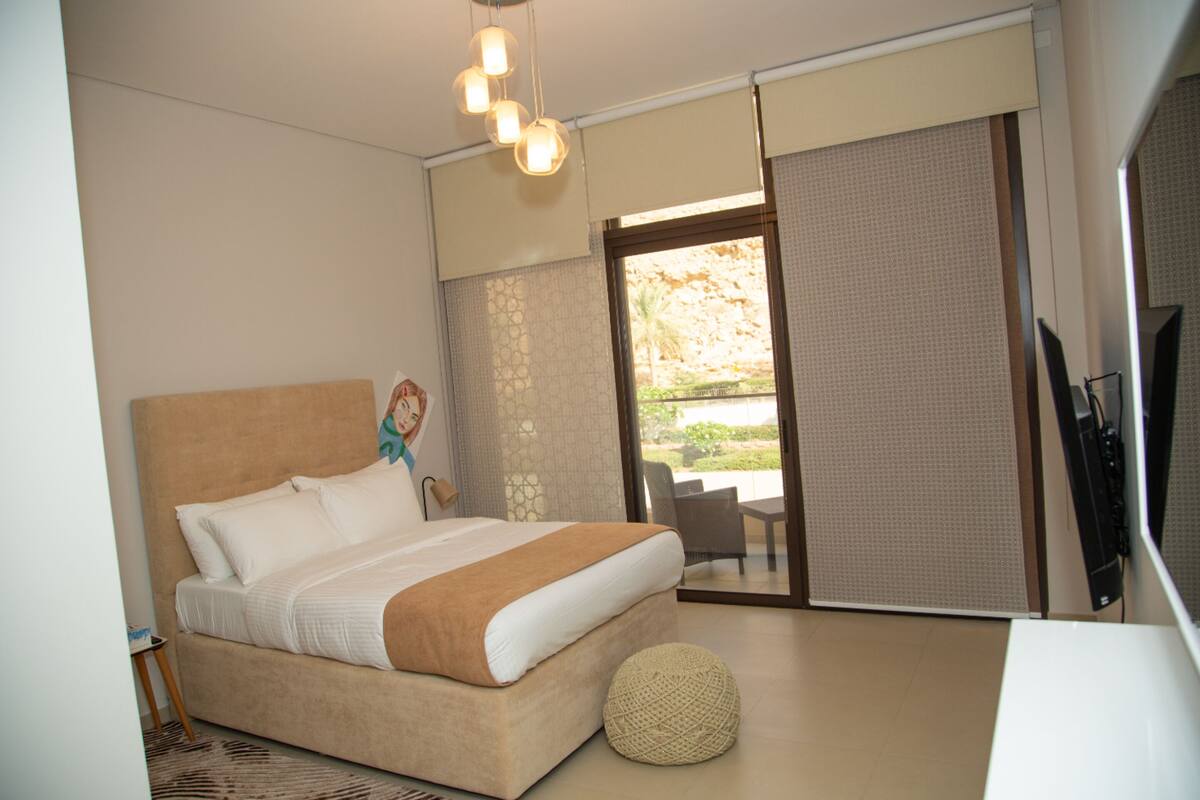 Desk, soundproofing, WiFi (free), bed sheets