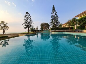Hồ bơi trong nhà, 3 hồ bơi ngoài trời, dù/ô trên bãi biển/hồ bơi 