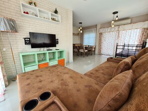 Biệt thự dành cho gia đình, 3 phòng ngủ, hồ bơi riêng (House no. 855/4) | Khu phòng khách | TV màn hình phẳng 40-inch có truyền hình vệ tinh, TV 
