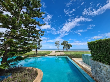 Indoor pool, 3 outdoor pools, pool umbrellas, sun loungers