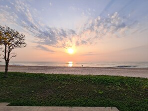 Private beach, white sand, free beach shuttle, beach umbrellas - Boulevard Tuscany - 3 Bedroom Pool Villa (Cha-am)