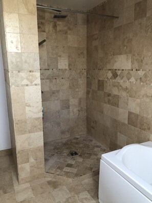 Dusche, Whirlpool, Haartrockner, Handtücher