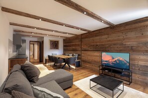 50-inch TV with cable channels, Netflix, streaming services - Apartment Etrier Recently Renovated Crans-montana (Lens)