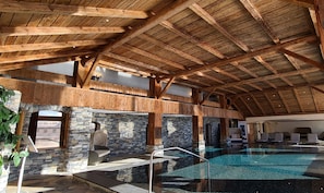 Una piscina techada, una piscina al aire libre