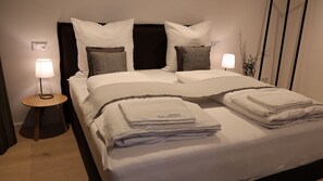 2 chambres, coffre-fort, fer et planche à repasser