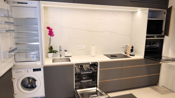 Réfrigérateur, four à micro-ondes, un four, surface de cuisson