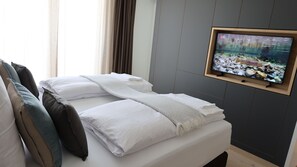 2 bedrooms, in-room safe, iron/ironing board, free WiFi