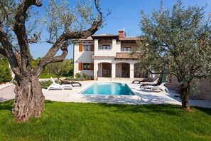A heated pool - Beautiful villa with pool for 8 near the beach (Tar-Vabriga)