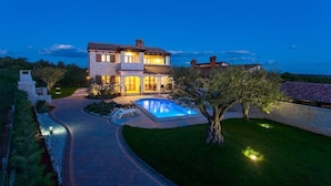 A two-story house with a swimming pool, surrounded by a landscaped garden and a paved driveway. - Beautiful villa with pool for 8 near the beach (Tar-Vabriga)
