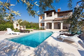 A heated pool - Beautiful villa with pool for 8 near the beach (Tar-Vabriga)