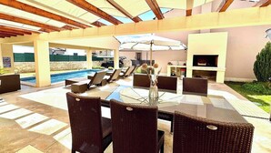 Outdoor dining - Vacation home in Bale, perfect for families (Bale)