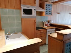 Refrigerador, microondas, lavavajillas y cafetera y tetera 