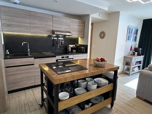 Microwave, dishwasher, coffee/tea maker, toaster