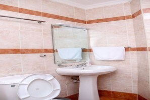 Kombinert dusj/badekar og bidé