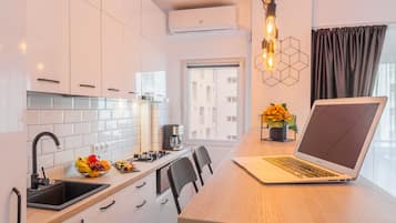 Deluxe Apartment | Private kitchen | Mini-fridge, microwave, stovetop, cookware/dishes/utensils