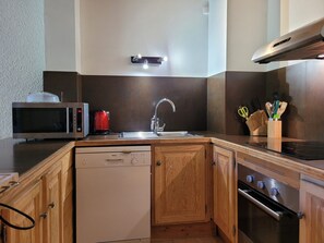 Frigorífico, microondas, horno y lavavajillas