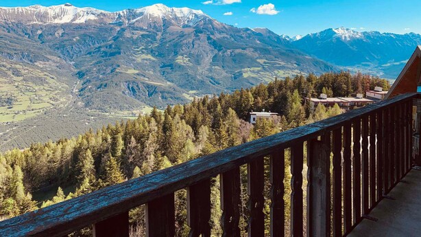A mountain view from a wooden balcony with a clear sky. - Beautiful renovated apartment with private parking in Pra Loup (Pra-Loup)