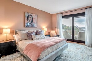 2 slaapkamers, een bureau, een strijkplank/strijkijzer, gratis wifi