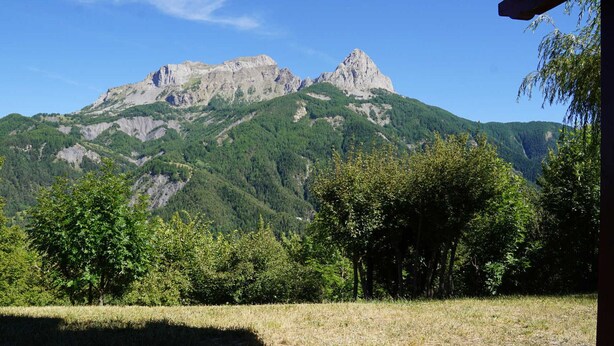 A view of a mountain range with a wooden deck in the foreground. - Spacious chalet in Pra Loup, 4 bedrooms, WiFi (Pra-Loup)