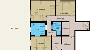 Distribución de un hotel con varias habitaciones, un baño, cocina, balcón y un almacén para esquíes.