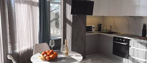 Réfrigérateur, micro-ondes, four, plaque de cuisson
