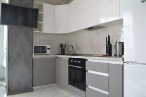 Kühlschrank, Mikrowelle, Ofen, Herdplatte