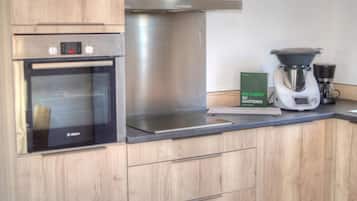 Een koelkast, een microgolfoven, een oven, een vaatwasser