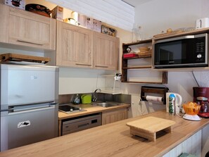 Fridge, microwave, oven, coffee/tea maker