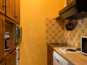 Réfrigérateur, four, lave-vaisselle, cafetière/bouilloire