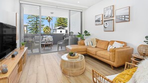 TV, DVD player, books - Bikinis and Martinis (Kiama)