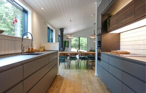 Fridge, microwave, dishwasher, coffee/tea maker - Lovely home in Nexø with kitchen (Nexø)