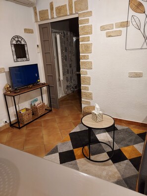 Interior - The city center in the countryside. Pretty apartment with green exterior.  (Nîmes)