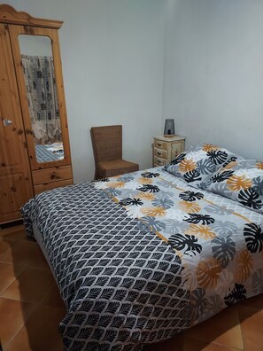 Room - The city center in the countryside. Pretty apartment with green exterior.  (Nîmes)