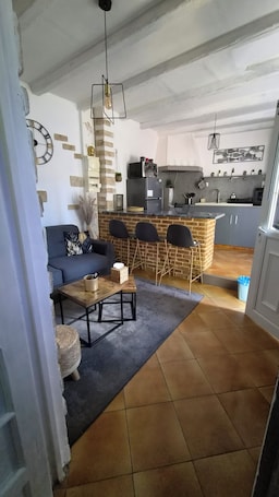 Smart TV, books. The city center in the countryside. Pretty apartment with green exterior.