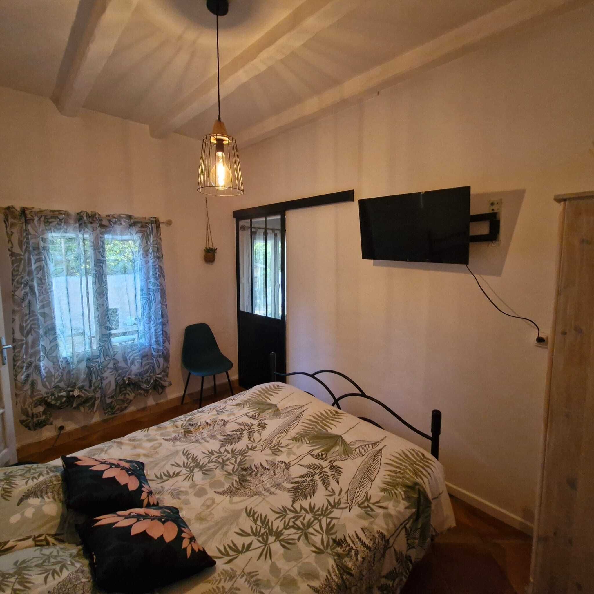 1 slaapkamer, een strijkplank/strijkijzer, reisbedje, gratis wifi
