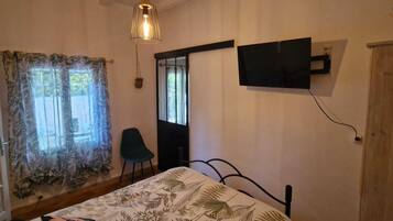 1 slaapkamer, een strijkplank/strijkijzer, reisbedje, gratis wifi