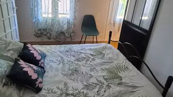 1 slaapkamer, een strijkplank/strijkijzer, reisbedje, gratis wifi