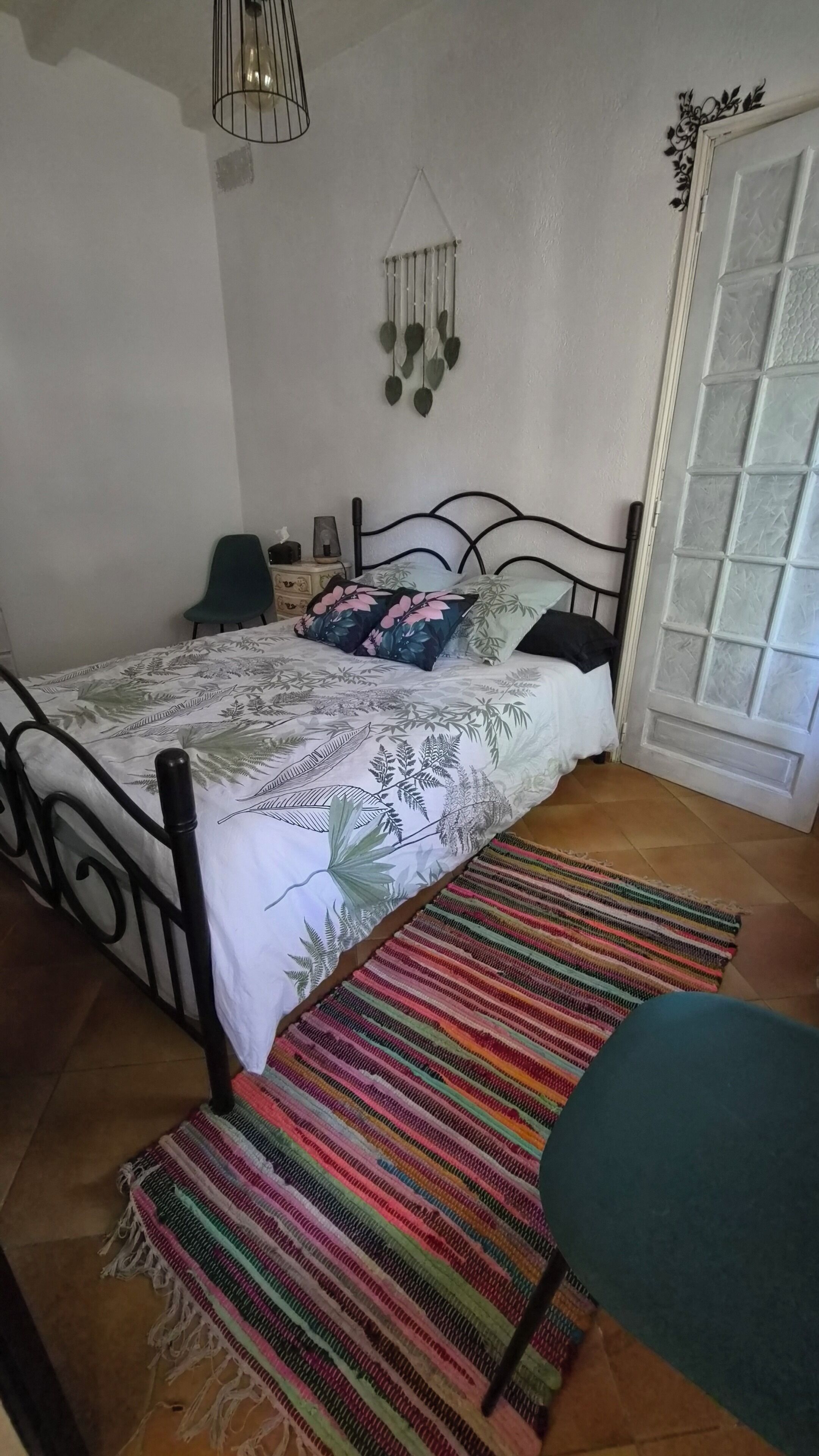 1 chambre, fer et planche à repasser, lit de bébé portatif