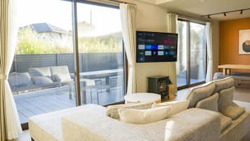 Basic House, Non Smoking, Pets Not Allowed (109) | Living area | Flat-screen TV, fireplace, heated floors