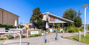 Outdoor dining - Fingal Bay Seabreeze Unit 2  16 Tuna Crescent (Fingal Bay)